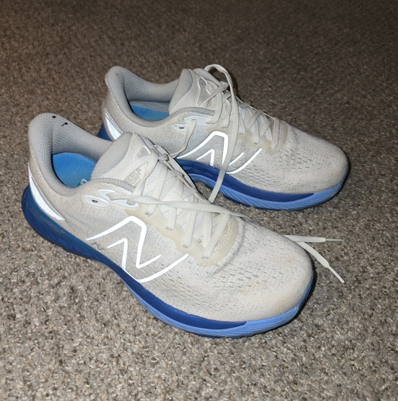 New Balance Shoes - Women's New Balance White and Blue Running Athletic Shoes Size 9.5